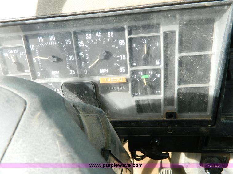 image for item L7289 1993 International 4700 crane truck