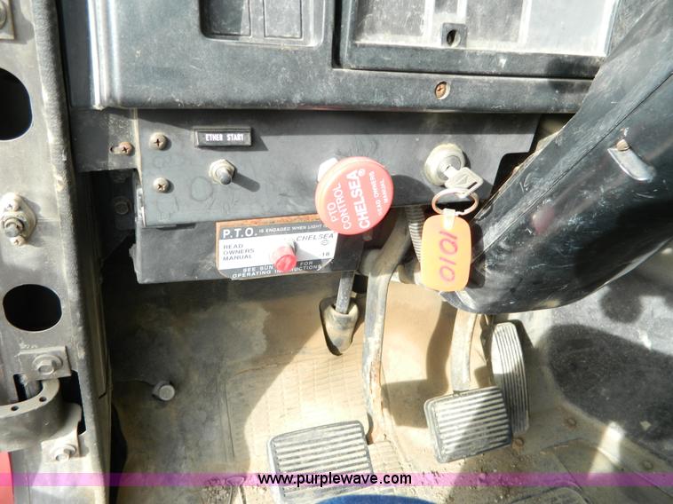 image for item L7289 1993 International 4700 crane truck