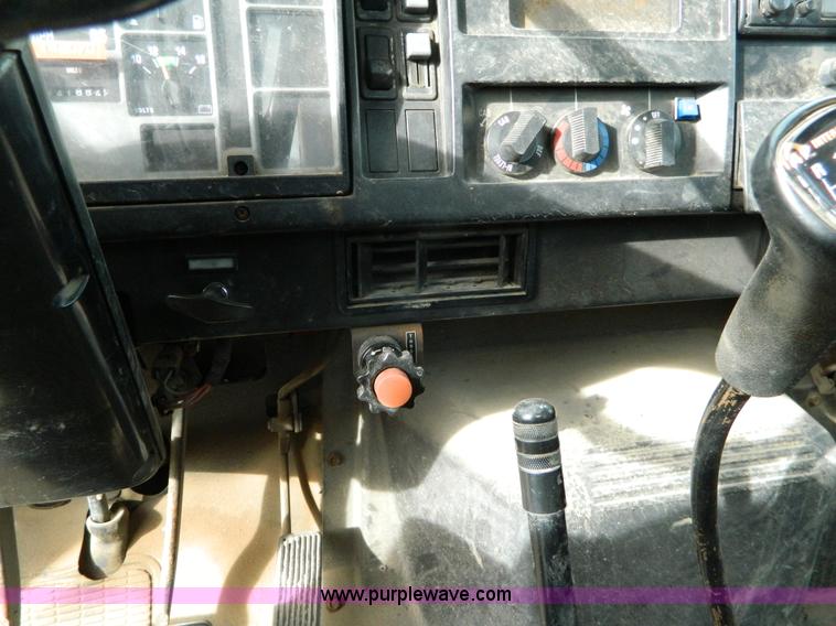 image for item L7289 1993 International 4700 crane truck