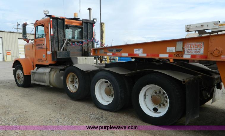 image for item L7291 1985 Freightliner semi truck