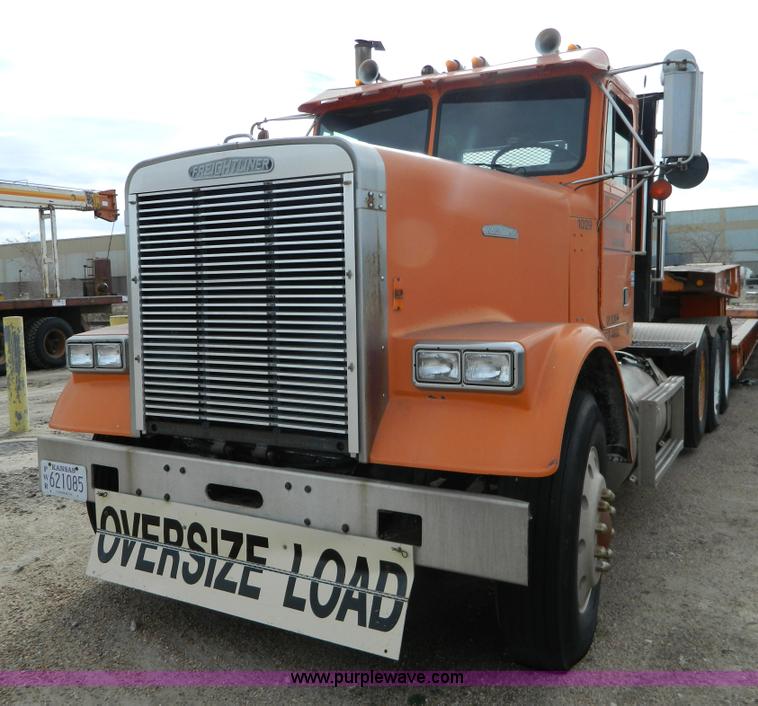 image for item L7291 1985 Freightliner semi truck