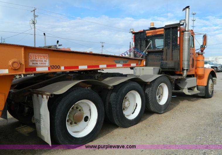 image for item L7291 1985 Freightliner semi truck