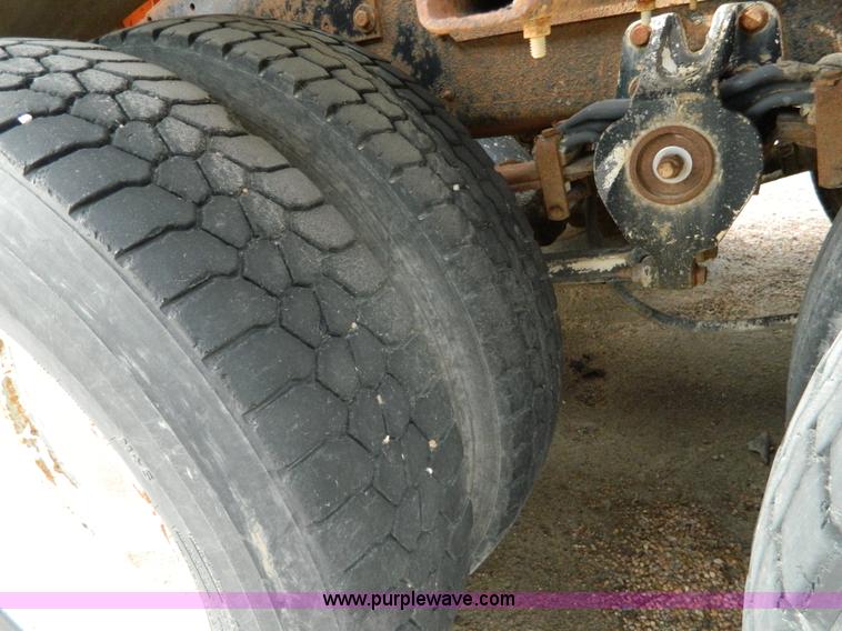 image for item L7291 1985 Freightliner semi truck