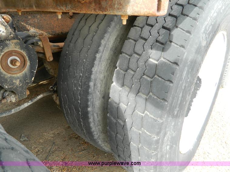 image for item L7291 1985 Freightliner semi truck