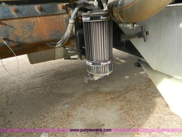 image for item L7291 1985 Freightliner semi truck