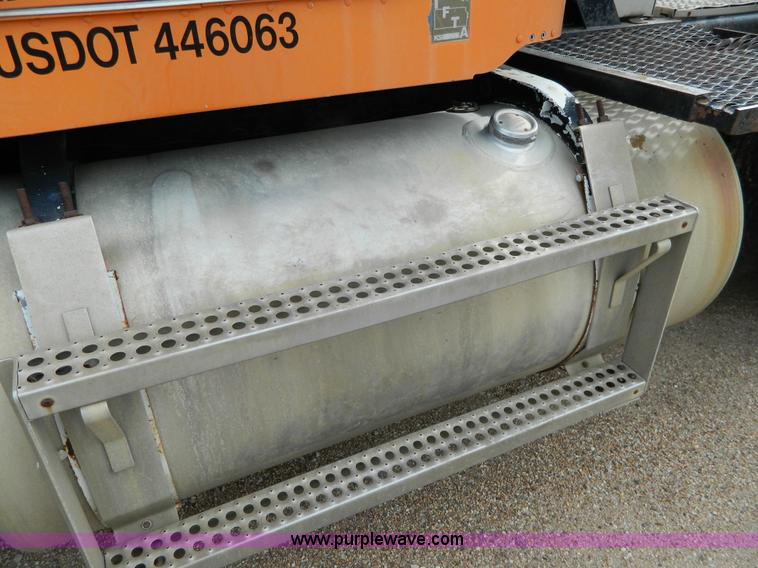 image for item L7291 1985 Freightliner semi truck