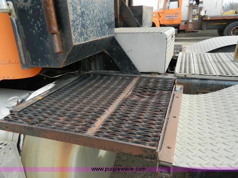 image for item L7291 1985 Freightliner semi truck