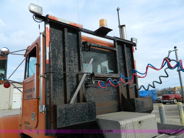 image for item L7291 1985 Freightliner semi truck