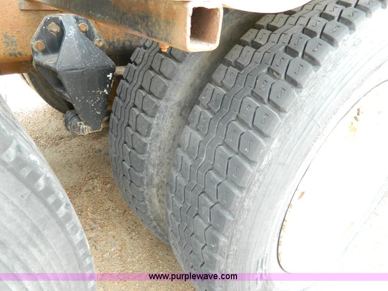 image for item L7291 1985 Freightliner semi truck