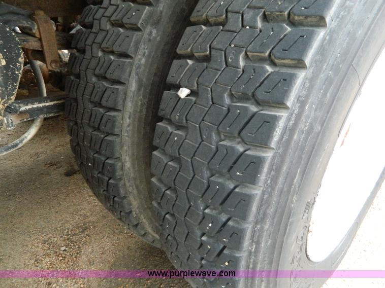 image for item L7291 1985 Freightliner semi truck