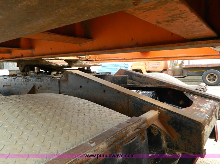 image for item L7291 1985 Freightliner semi truck