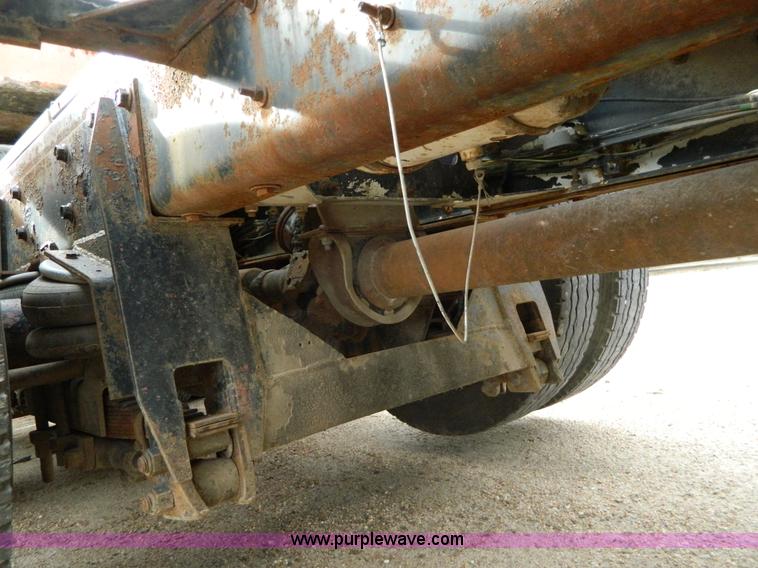 image for item L7291 1985 Freightliner semi truck