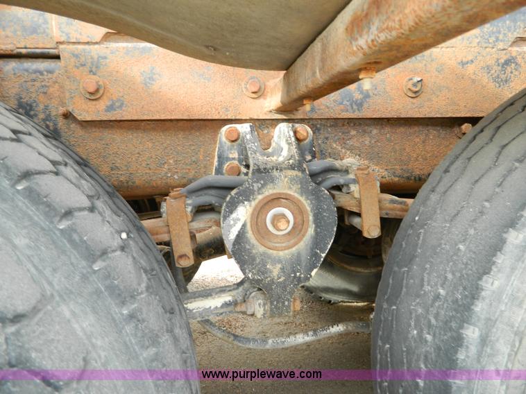 image for item L7291 1985 Freightliner semi truck