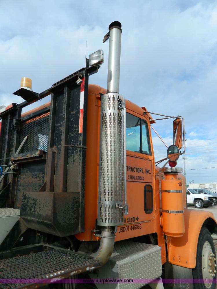 image for item L7291 1985 Freightliner semi truck