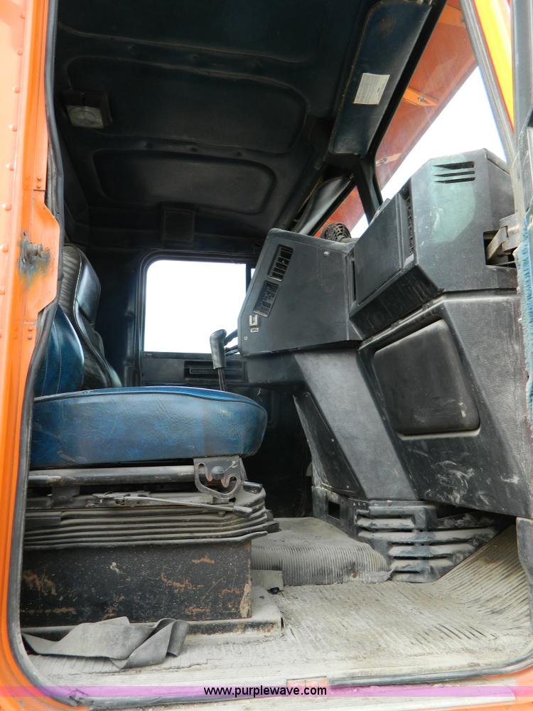 image for item L7291 1985 Freightliner semi truck