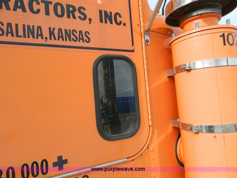 image for item L7291 1985 Freightliner semi truck