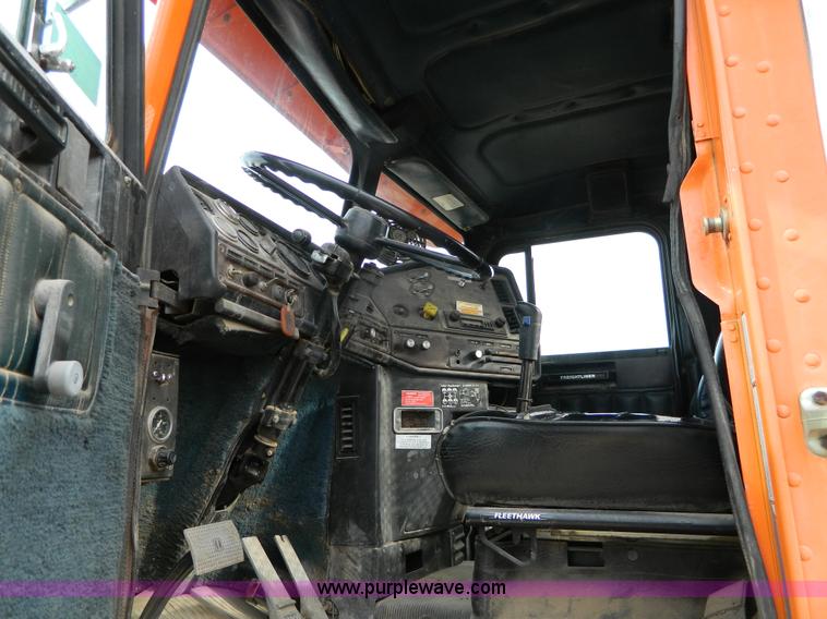 image for item L7291 1985 Freightliner semi truck