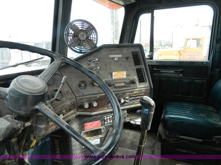 image for item L7291 1985 Freightliner semi truck