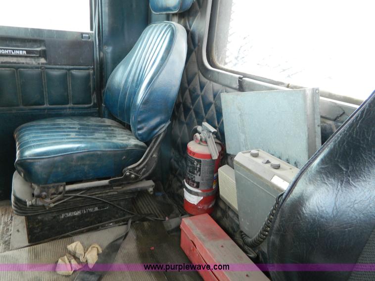 image for item L7291 1985 Freightliner semi truck