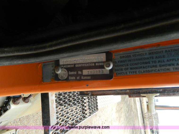 image for item L7291 1985 Freightliner semi truck