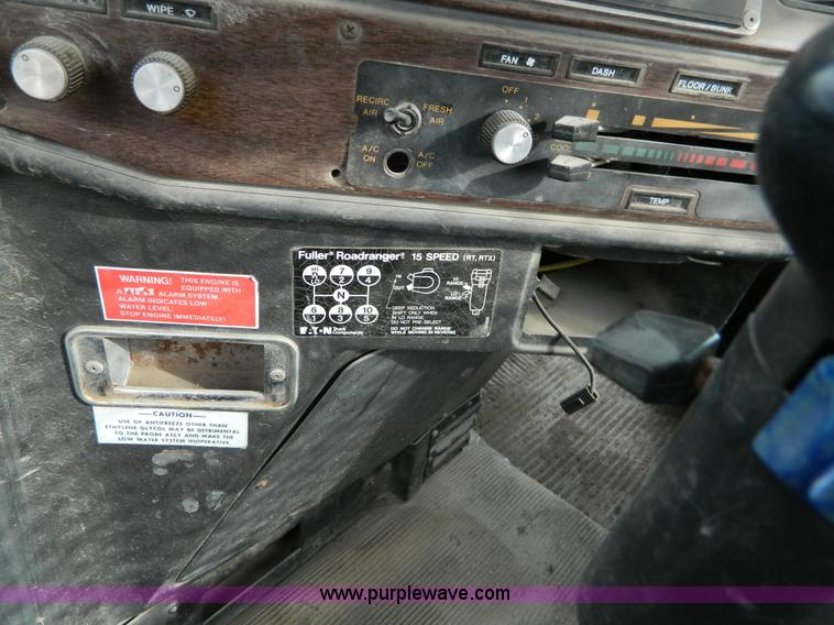 image for item L7291 1985 Freightliner semi truck