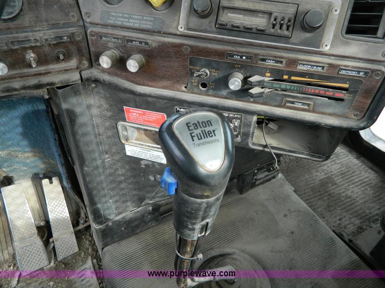 image for item L7291 1985 Freightliner semi truck