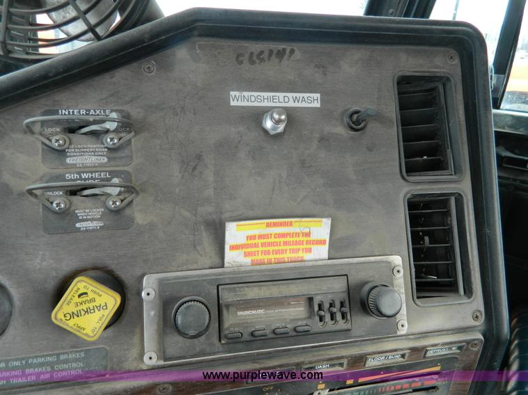 image for item L7291 1985 Freightliner semi truck