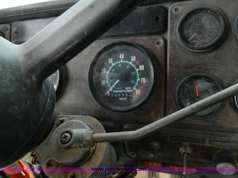 image for item L7291 1985 Freightliner semi truck