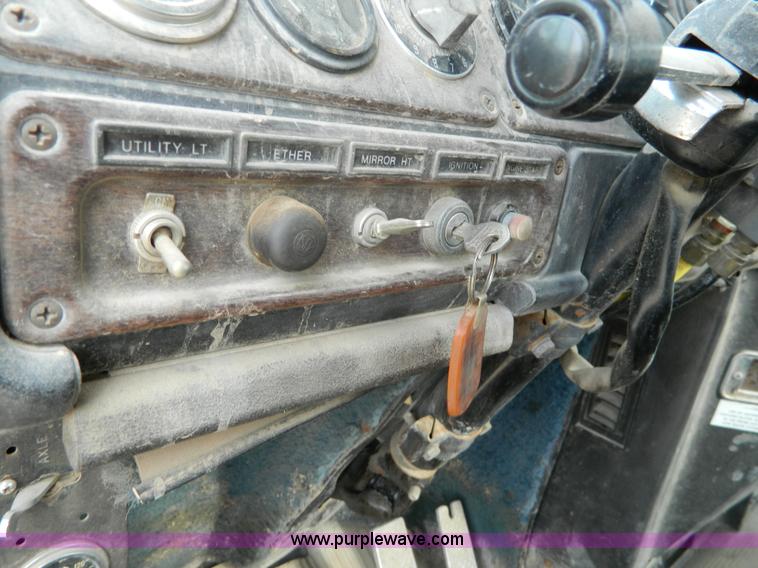 image for item L7291 1985 Freightliner semi truck