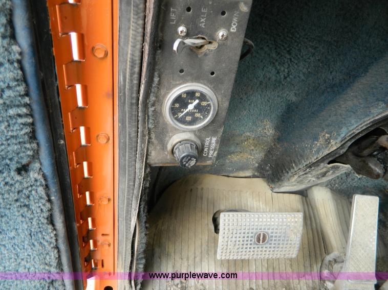 image for item L7291 1985 Freightliner semi truck