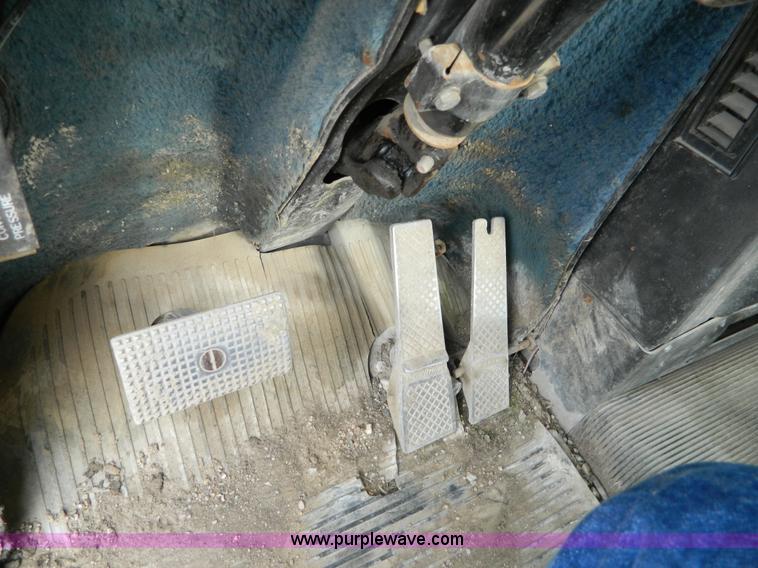 image for item L7291 1985 Freightliner semi truck