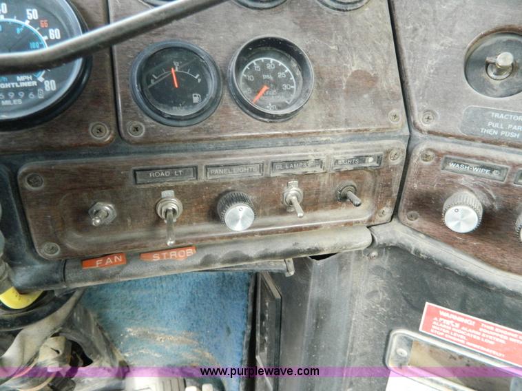 image for item L7291 1985 Freightliner semi truck