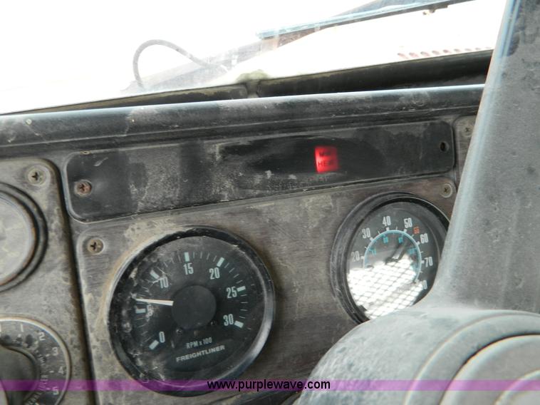 image for item L7291 1985 Freightliner semi truck