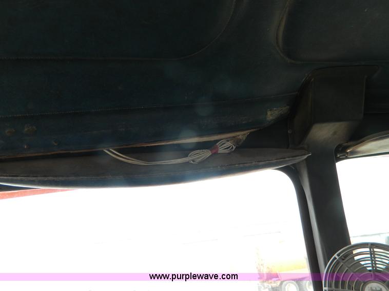 image for item L7291 1985 Freightliner semi truck