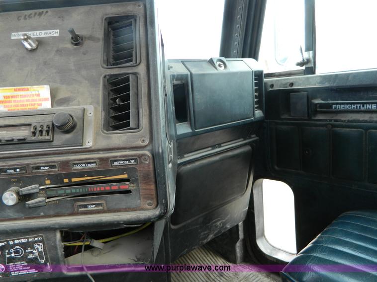 image for item L7291 1985 Freightliner semi truck