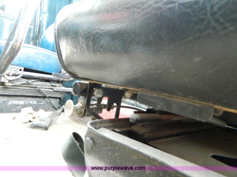 image for item L7291 1985 Freightliner semi truck