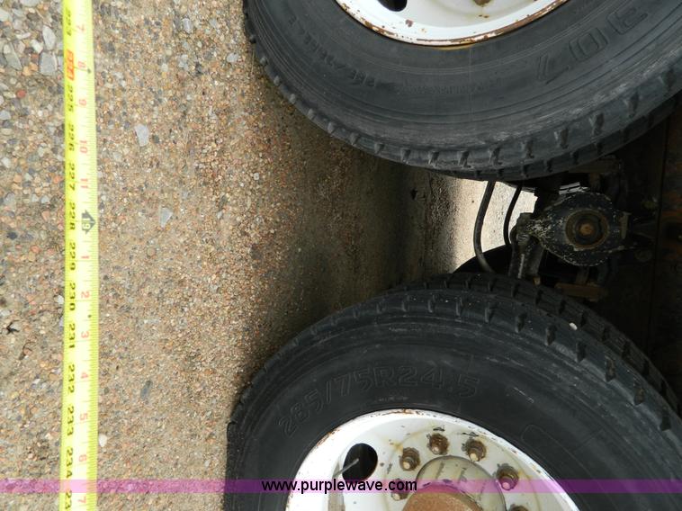 image for item L7291 1985 Freightliner semi truck