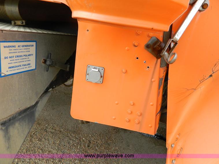 image for item L7291 1985 Freightliner semi truck