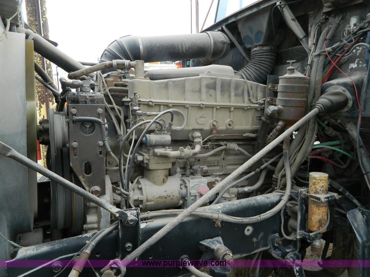 image for item L7291 1985 Freightliner semi truck