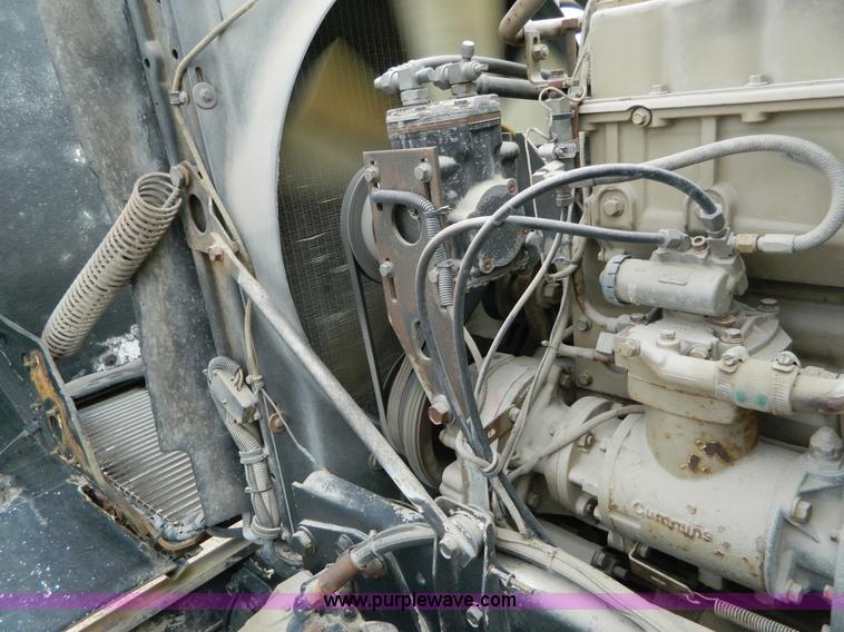 image for item L7291 1985 Freightliner semi truck