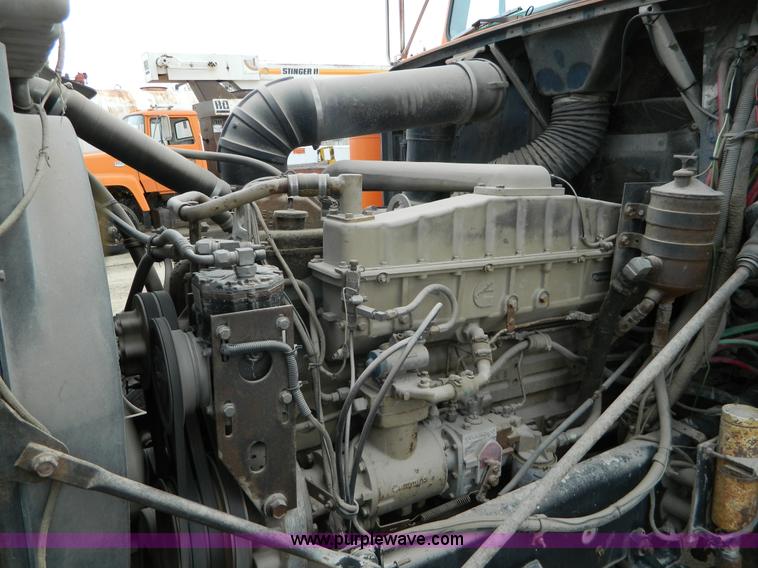 image for item L7291 1985 Freightliner semi truck