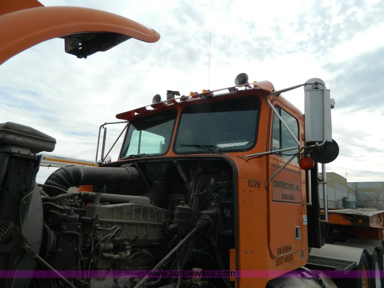 image for item L7291 1985 Freightliner semi truck