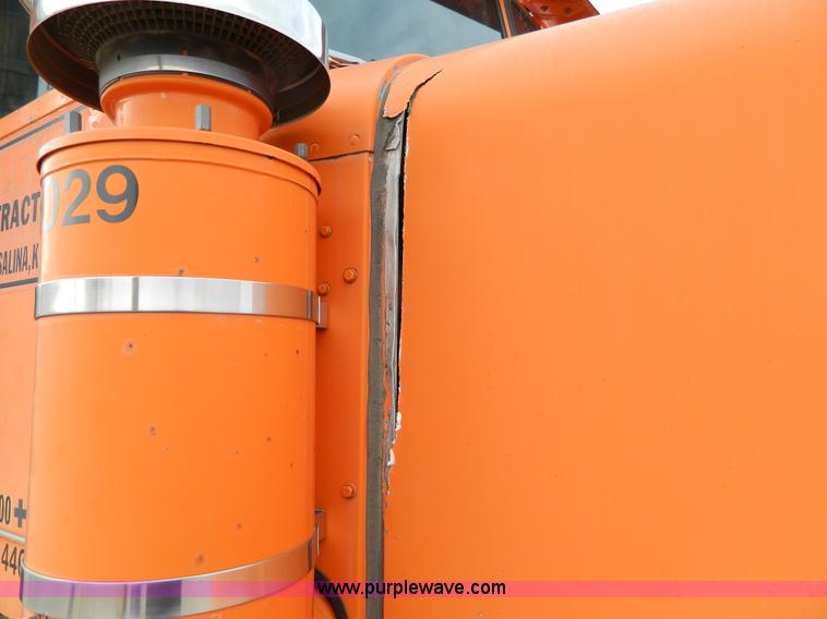 image for item L7291 1985 Freightliner semi truck