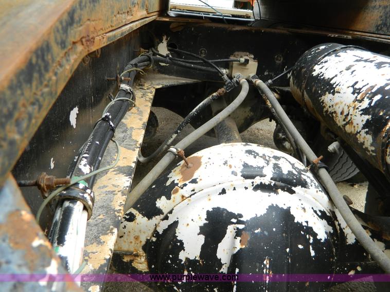 image for item L7291 1985 Freightliner semi truck