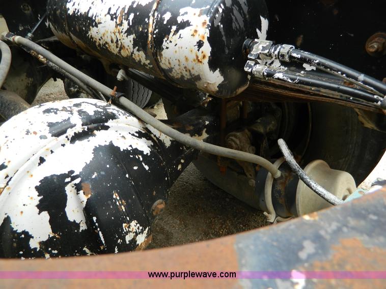 image for item L7291 1985 Freightliner semi truck