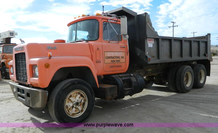 image for item L7292 1988 Mack R690ST dump truck