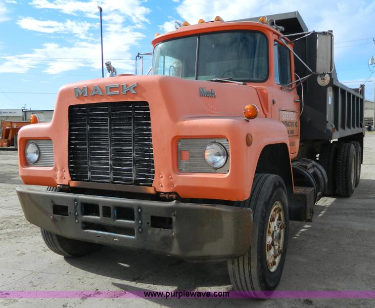 image for item L7292 1988 Mack R690ST dump truck