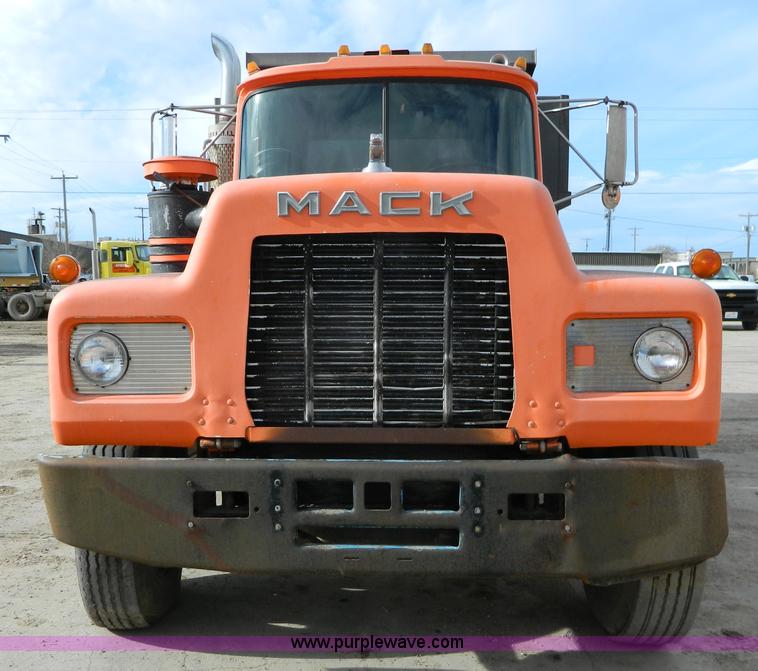 image for item L7292 1988 Mack R690ST dump truck