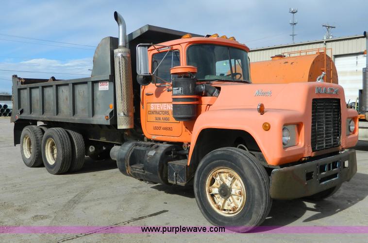 image for item L7292 1988 Mack R690ST dump truck