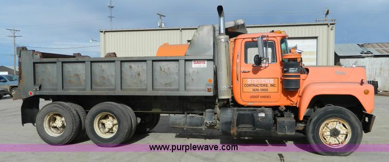 image for item L7292 1988 Mack R690ST dump truck
